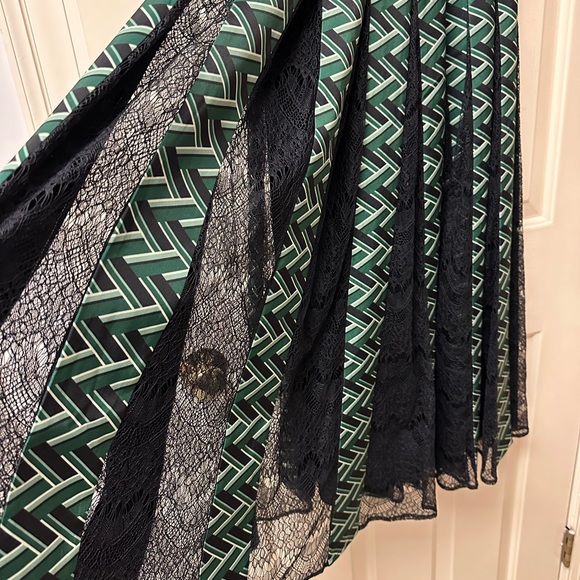 Tuckernuck Emerald Geo Marlow Skirt
XS - Picture 3 of 4